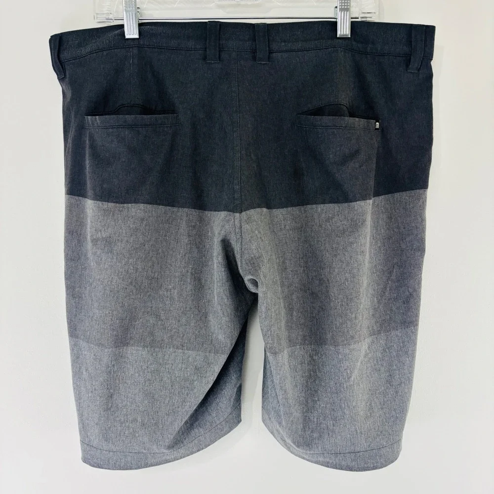 Travis Mathew Gray Stripe Flat Front Performance Golf Chino Shorts Size‎ 34